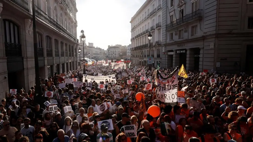 Em Madrid, a desocupação de uma senhora de 87 anos gerou protestos com milhares de pessoas exigindo mais proteção ao in…