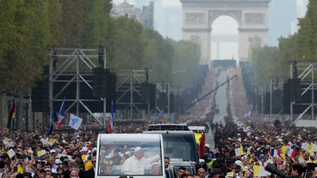 Paris viu 800 mil pessoas na Champs-Élysées pra missa do Papa Leão XIV. A presença mostra que a fé ainda tem um lugar f…