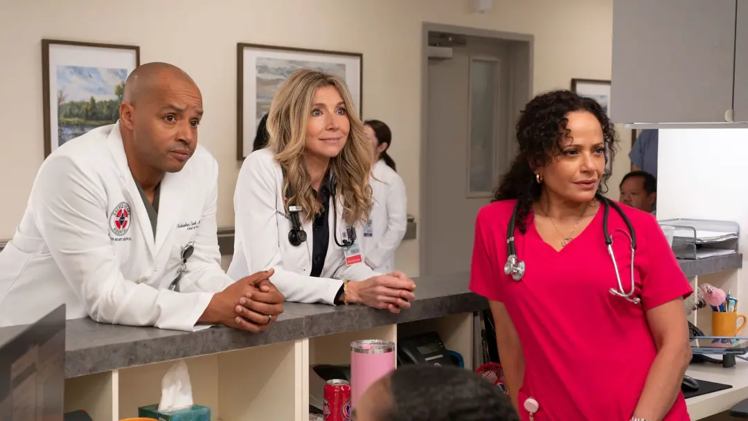 Donald Faison e Sarah Chalke falam sobre a evolução da dinâmica deles com Dr. Cox na segunda temporada de Scrubs. Achei…