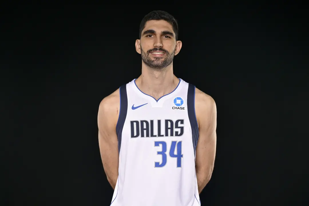 Dallas Mavericks ganharam um laço raro com Santi Aldama e o novato Sergio De Larrea. Aldama vê potencial no guarda alto…