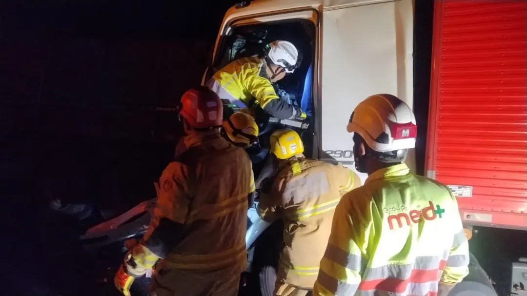 Motorista ficou preso às ferragens na BR-135 em Montes Claros após colisão traseira na madrugada de sábado. É muito pre…