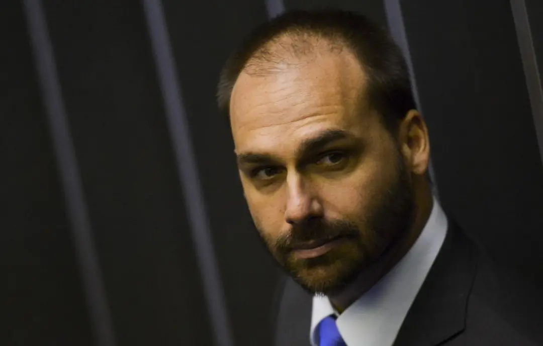 STF condena Eduardo Bolsonaro a um ano de detenção e multa de R$ 80 mil por difamar Tábata Amaral. A decisão mostra que…