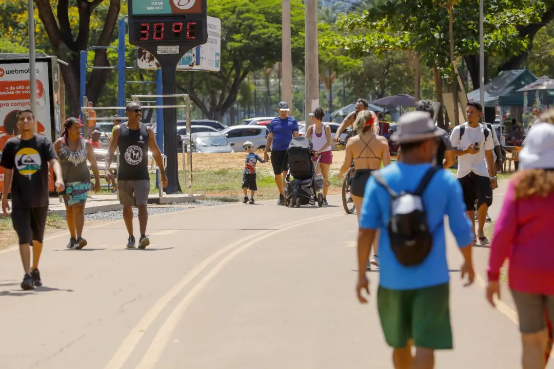 Outubro com calor acima da média e chuvas irregulares no país, com maior desvio previsto no Centro-Oeste e Sudeste. A i…