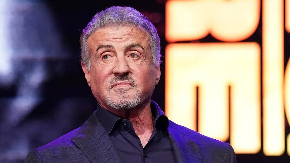 Sylvester Stallone relatou ter sofrido violência e abandono na infância, sendo agredido pelo pai. É pesado ouvir como a…