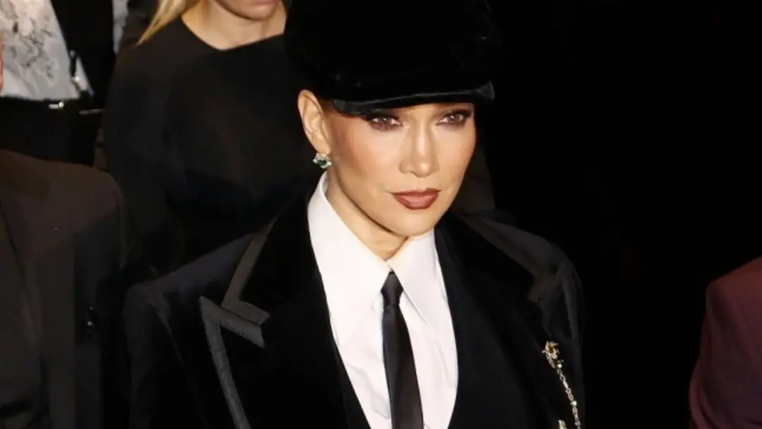 Jennifer Lopez apareceu na fashion week em um terno preto de veludo, parecendo quase inconfundível, inspirada no The Ge…
