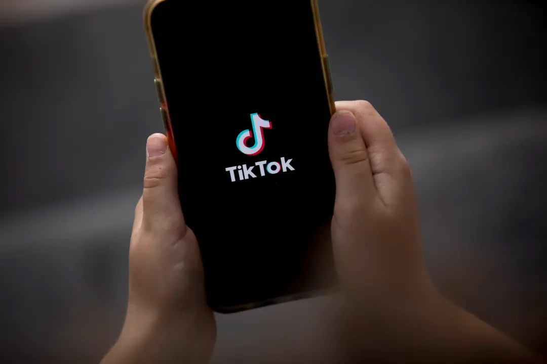 TikTok aceitou pagar até US$ 300 milhões e colocar limite de duas horas diárias para adolescentes no Alabama. Isso most…