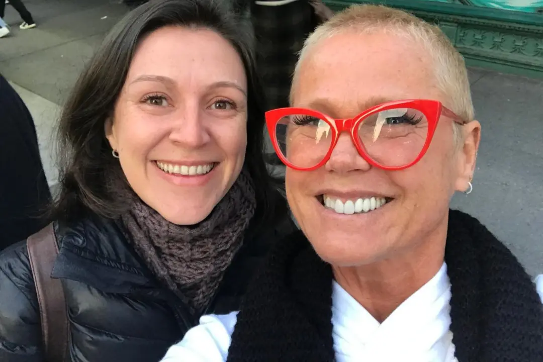 Camila Send viajou de Nova York para Curitiba para ver o show da Xuxa, levando a nave da artista tatuada na pele. A pai…