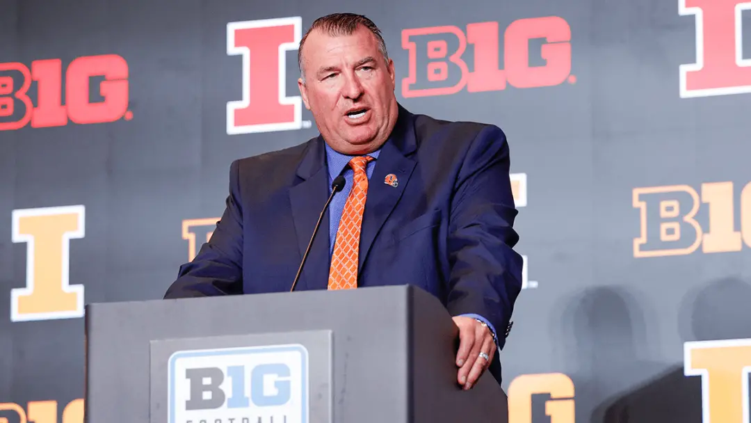 Bret Bielema fala sobre o Illinois football encarar o Ohio State, que é o time número 7, no Big Ten. Ele defende que o …