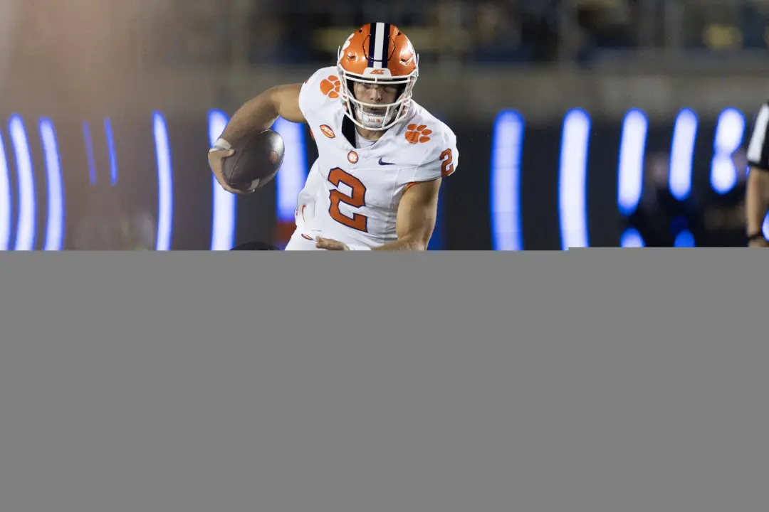 Clemson venceu o jogo com placar de 24 a 10 mesmo com três turnovers no primeiro tempo e 130 jardas em penalidades. A d…