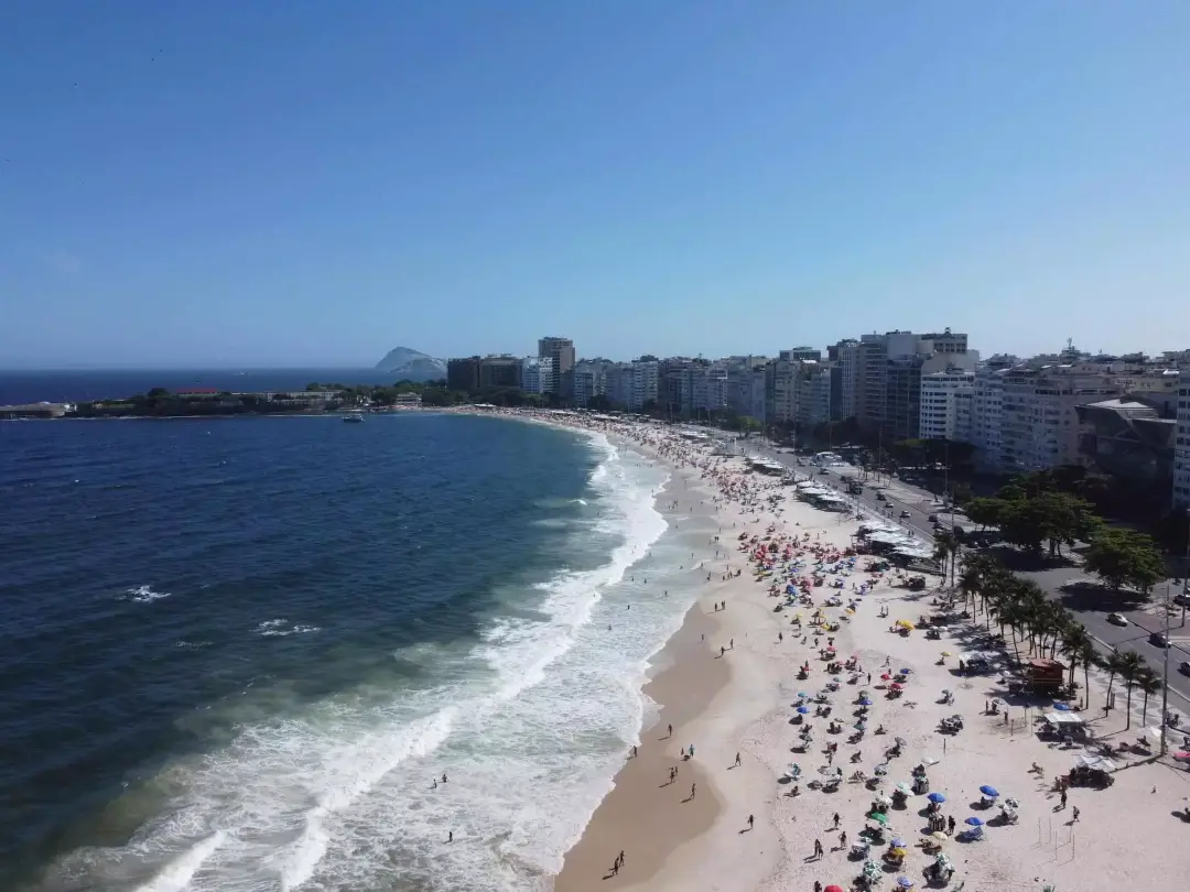 Copacabana com três milhões de visitantes de janeiro a agosto, sendo o principal polo do Rio. O Aterro do Flamengo supe…