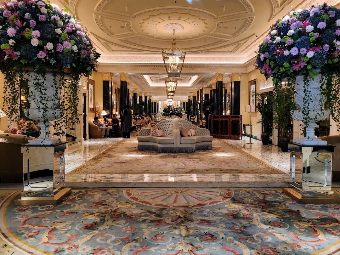 The Dorchester, hotel cinco estrelas em Londres, foi palco de realeza, espionagem e fatos do cinema. É impressionante c…