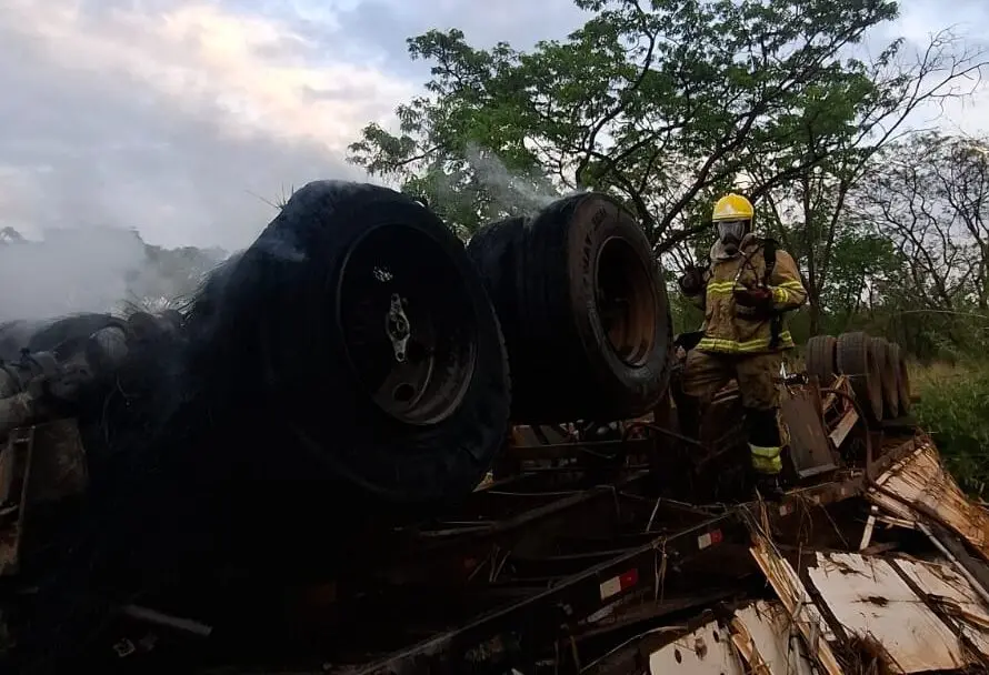 Na BR-364, em Jataí, um motorista morreu carbonizado após a carreta sair da pista e pegar fogo. É um fim brusco, um fog…