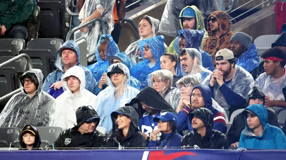 Tickets pra jogo Titans contra Giants caíram pra 14 dólares no Stubhub. A queda tá ligada ao nor'easter e à lesão do qu…