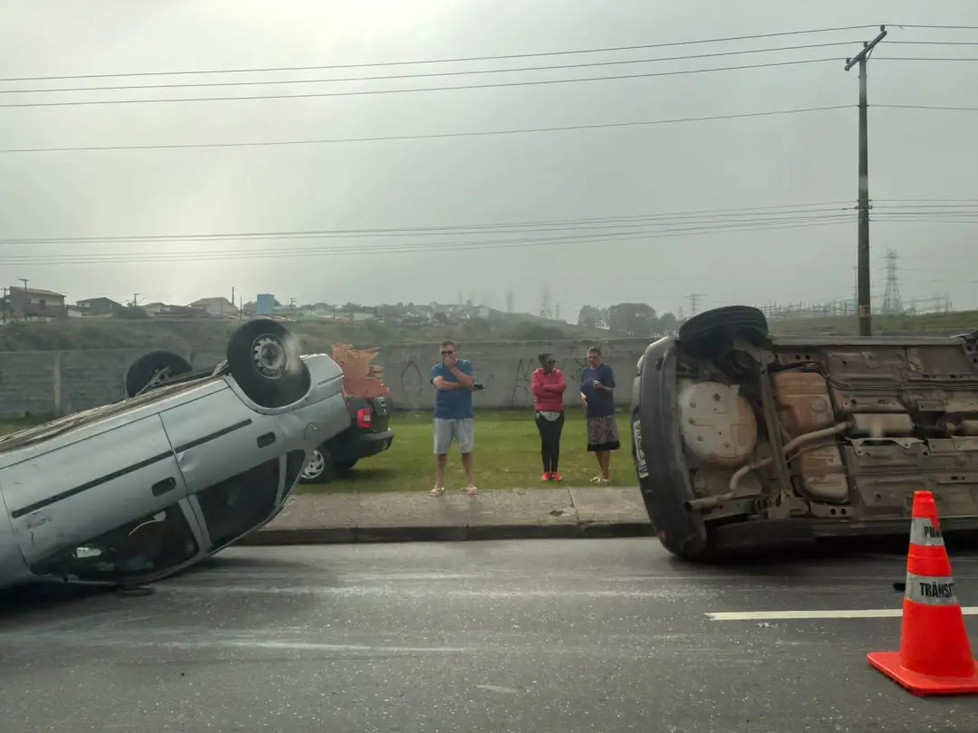 Dois carros capotam na avenida Francisco Ribeiro Nogueira, em Mogi das Cruzes, de manhã deste sábado. Uma pessoa ficou …