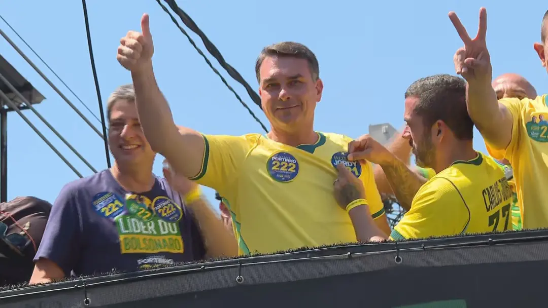 Flávio Bolsonaro teve evento de campanha em São João de Meriti no sábado, com carros de som acompanhando o trajeto. É s…