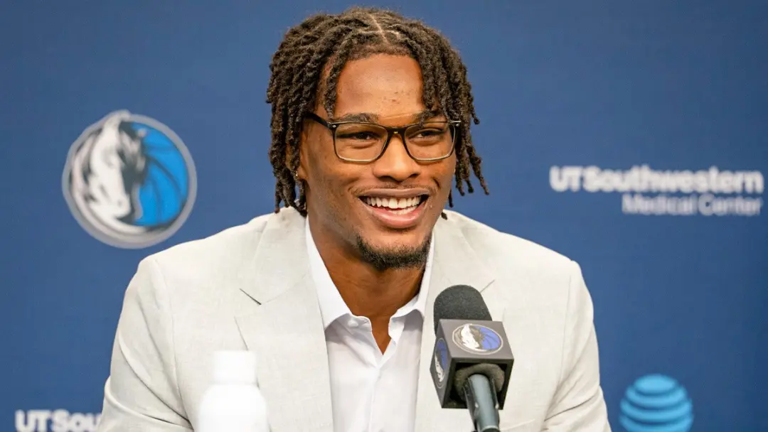 Maisz Johnson Jr. pedindo para o técnico Dusty May fazer uma careta durante o Media Day dos Mavericks em Dallas. Parece…