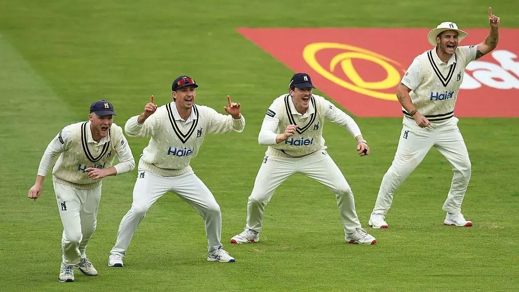 Warwickshire garantiu o nono título do Championship ao vencer Leicestershire por um innings e 79 corridas em Edgbaston.…