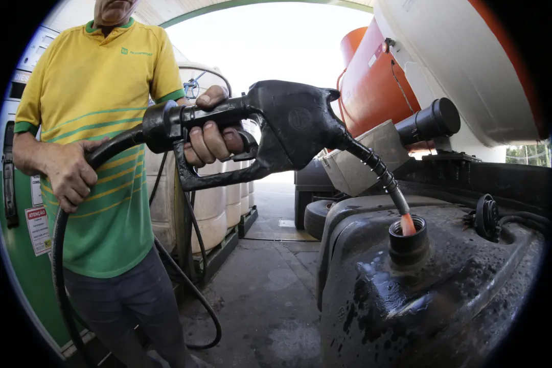 Casa Branca garante que não haverá proibição de exportação de diesel dos EUA. Isso ajuda a segurar os preços, mas o Bra…
