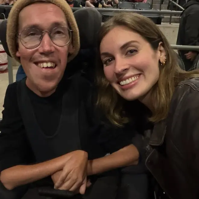 Influenciadores Squirmy e Grubs, Shane e Hannah Burcaw, estão planejando a presença do bebê nas redes sociais. É import…