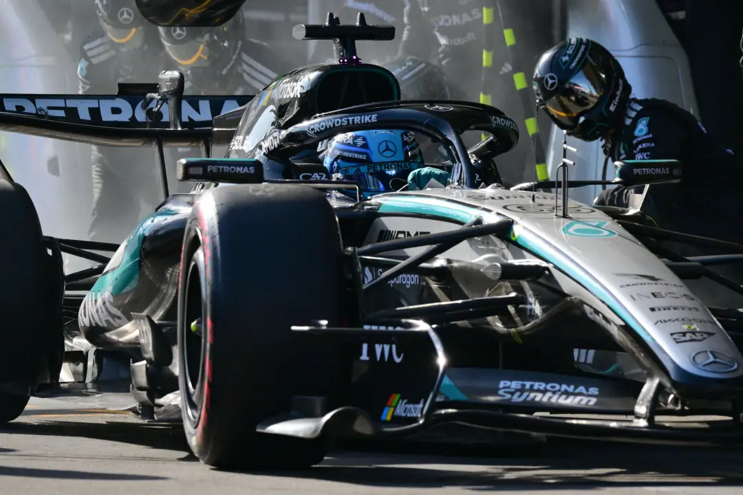 George Russell venceu o Grande Prêmio do Azerbaijão por 0,196s, superando Max Verstappen nas últimas voltas. A vitória …