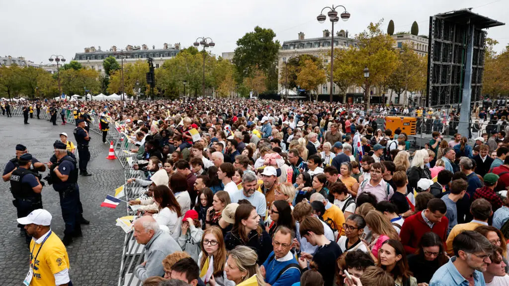 Centenas de milhares foram à parada do Papa na Champs-Élysées. É um espetáculo de fé e de mobilização popular, algo que…