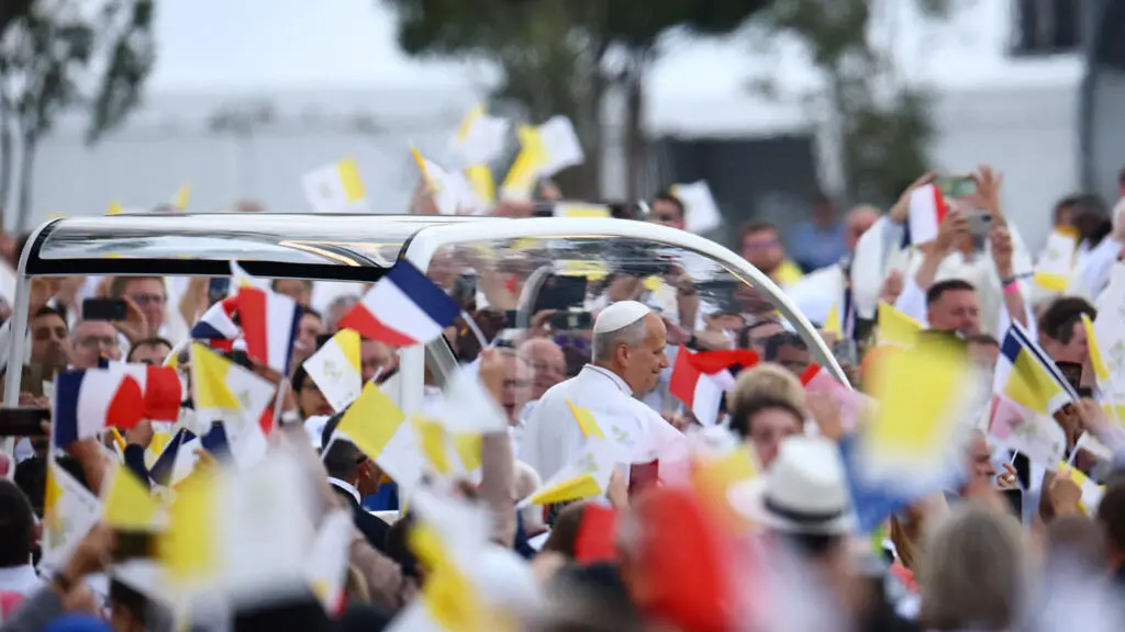 Multidões aplaudiram o Papa Leo na Champs-Elysees antes da missa em Paris. É um momento de união que mostra como a fé c…