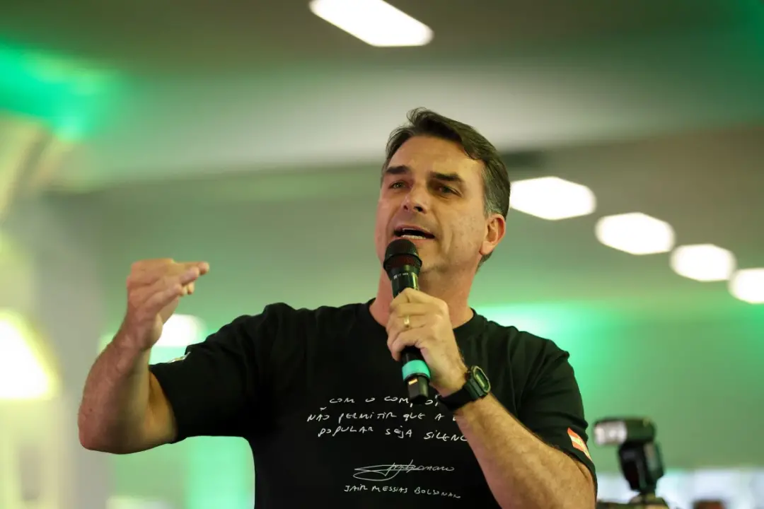 Fake news circulou dizendo que Flávio Bolsonaro queria tirar o título de padroeira de Nossa Senhora Aparecida, moviment…