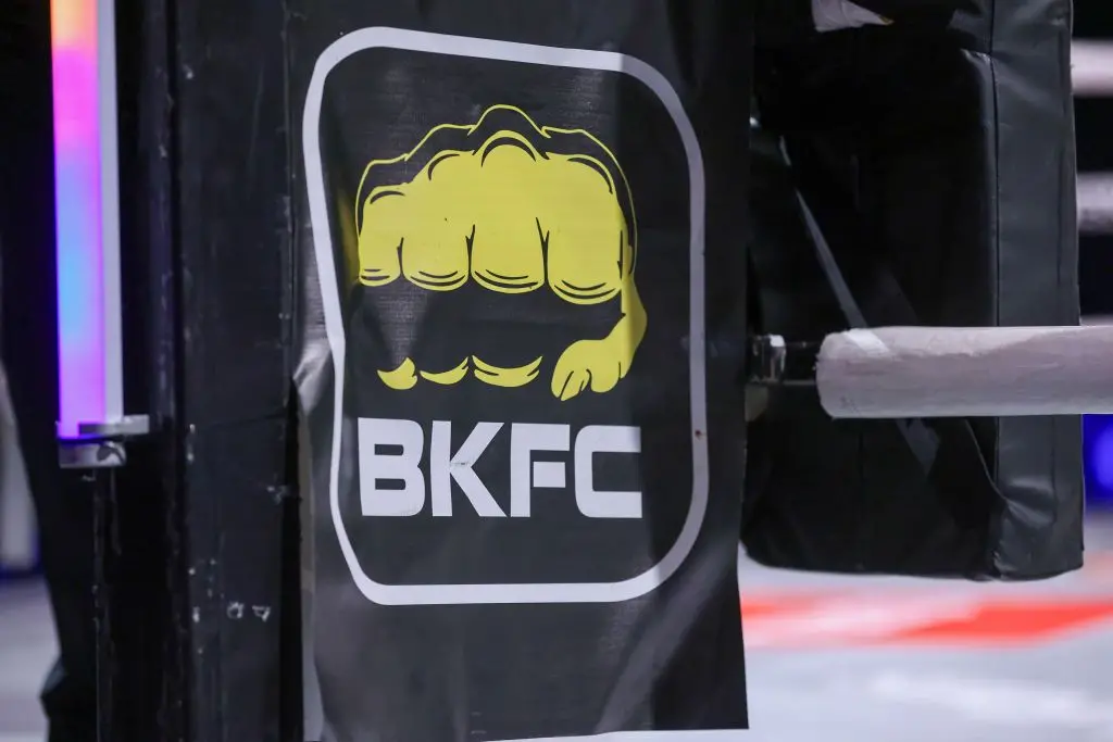 Darren Till contra Yoel Romero no BKFC 94 com apenas os punhos. Lutar sem luvas expõe a realidade do impacto, mostrando…
