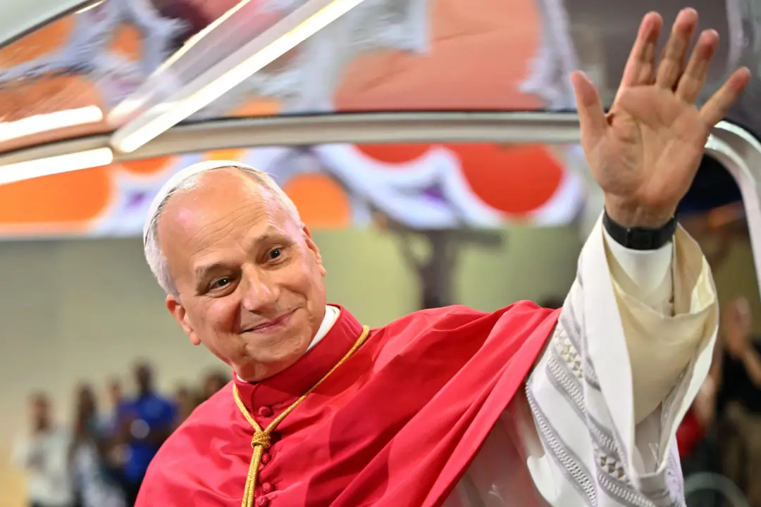 Papa Leão XIV encontrou migrantes na Casa Bakhita, em Paris, antes de uma missa para 600 mil pessoas. É um sinal de que…