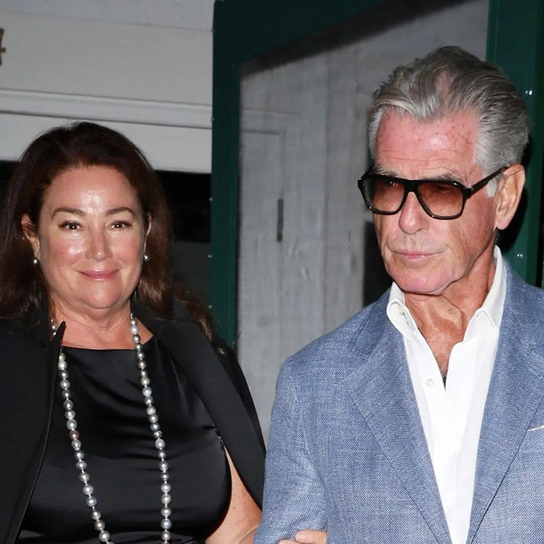 Keely Shaye Brosnan comemorou 63 anos em um jantar suntuoso com Pierce Brosnan em 25 de setembro. É interessante ver co…