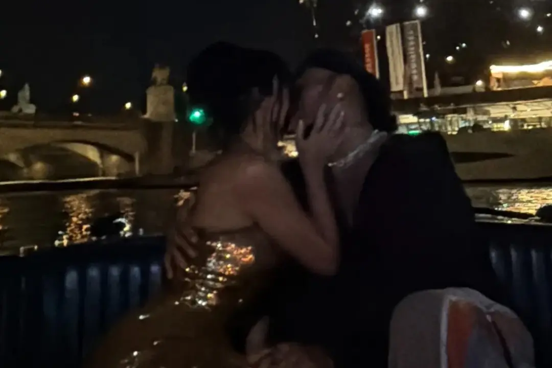 Kim Kardashian e Lewis Hamilton se mostraram muito apaixonados em Paris, com beijo à vista da Torre Eiffel. Ver celebri…