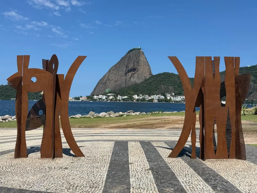 Escultura Parênteses, de 700 quilos, desceu do Pão de Açúcar e agora ocupa o Aterro do Flamengo. A obra em aço corten c…