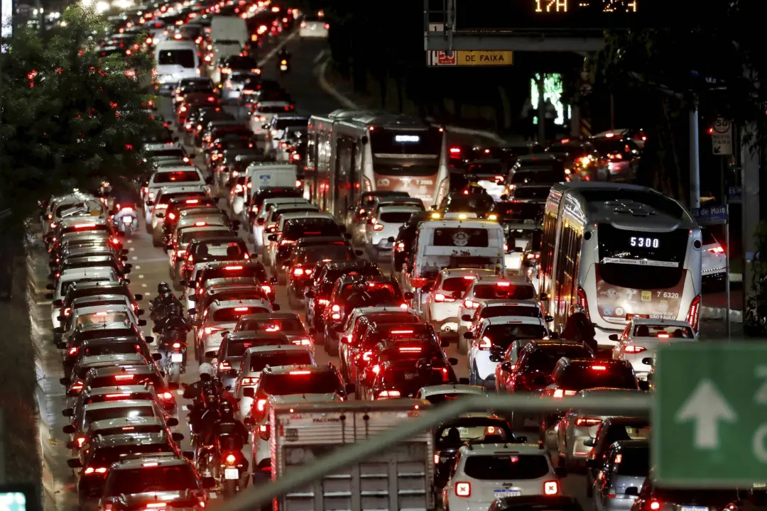 43% das classes D e E da Grande São Paulo nem saem de casa em dia útil, segundo um estudo do BNDES. A mobilidade falha …