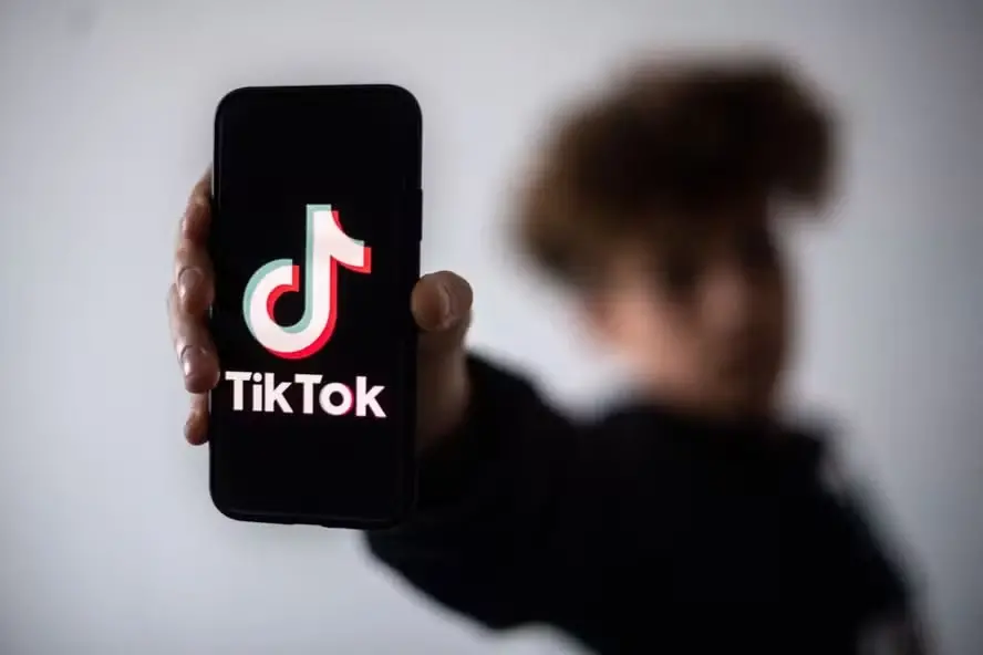 TikTok aceitou limitar o uso para adolescentes a duas horas após acordo com o Alabama, chegando a um valor de 116,2 mil…
