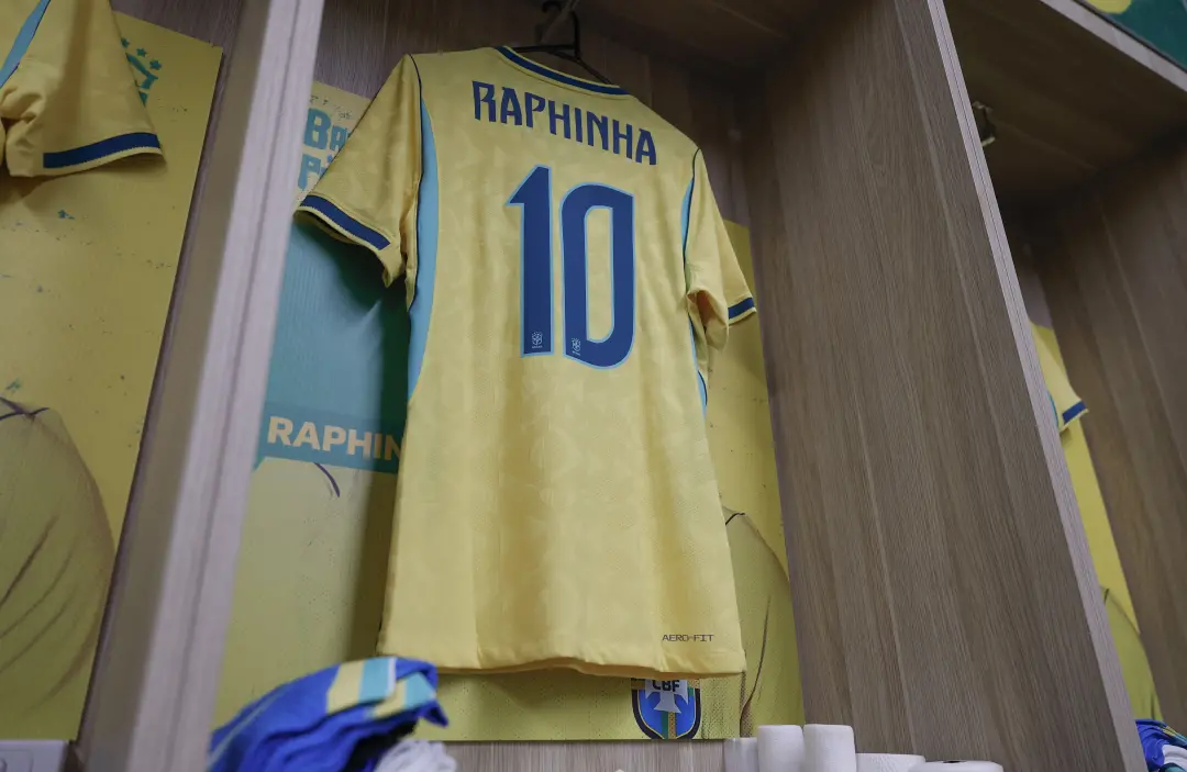 A camisa tinha um peso maior no homem que a vestia, sendo descrita como pesada e encharcada pelo suor. A ausência de um…