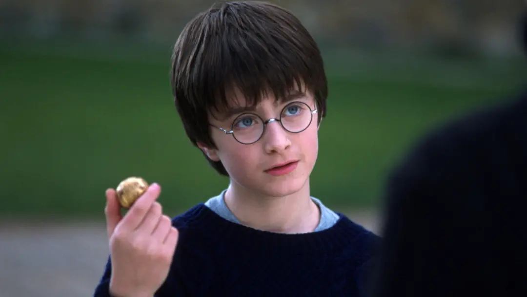 Harry Potter da HBO tá mudando muitas coisas dos filmes, incluindo prever retcons. Algumas alterações são boas, mas uma…