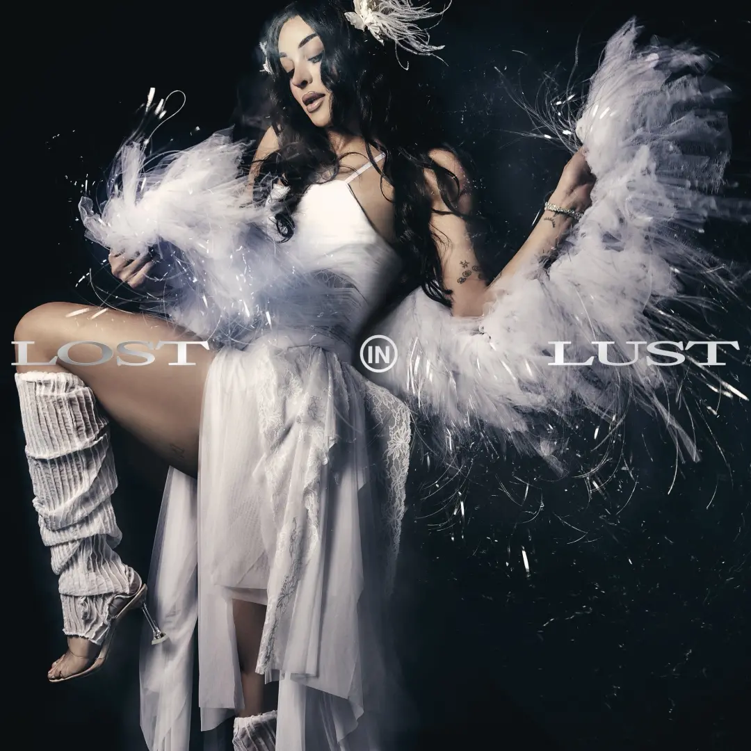 Lost in lust, capa do álbum de Pabllo Vittar, traz a artista sob luz etérea para traduzir o tom eletrônico do trabalho.…