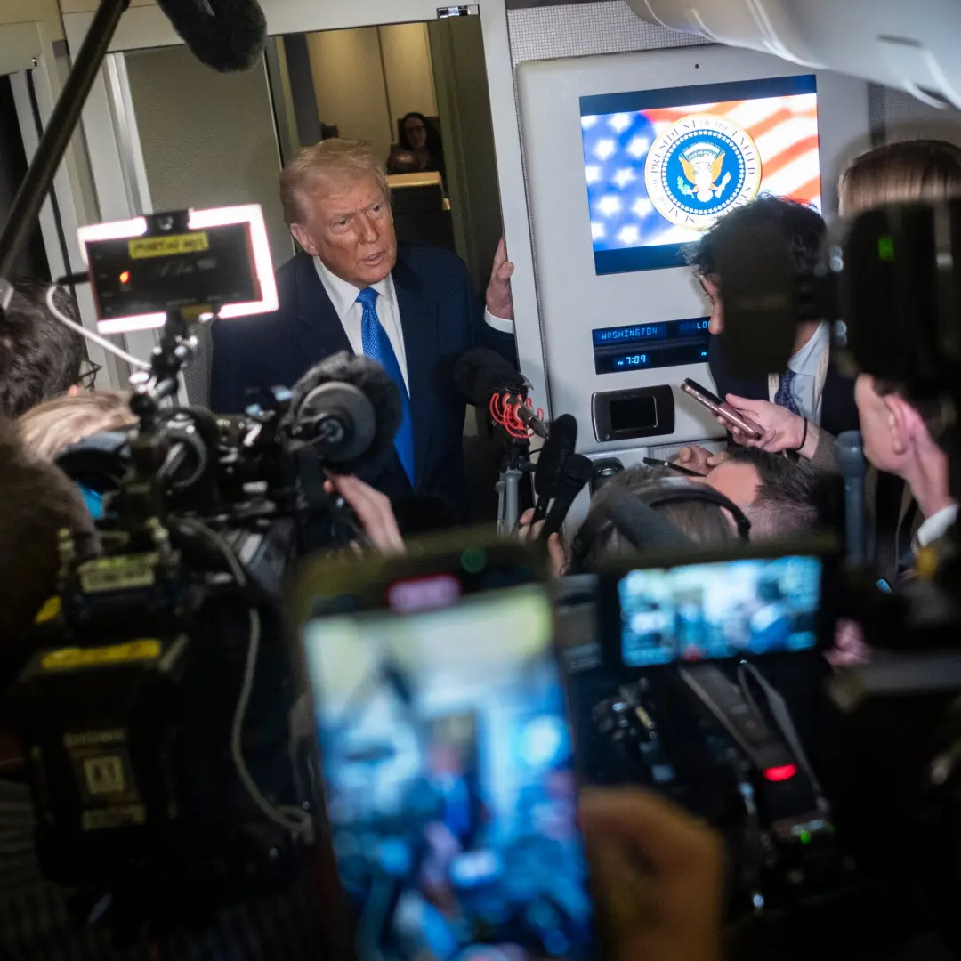 White House bloqueou a CNN no voo da Força Aérea para Tennessee, mas uma ordem judicial restaurou o acesso. O bloqueio …