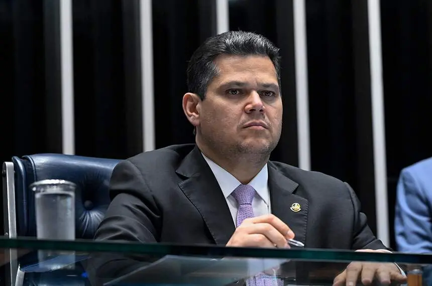 Davi Alcolumbre e Daniel Vorcaro trocam mensagens chamando-se de irmãos em fevereiro e março de 2025. A relação de amiz…
