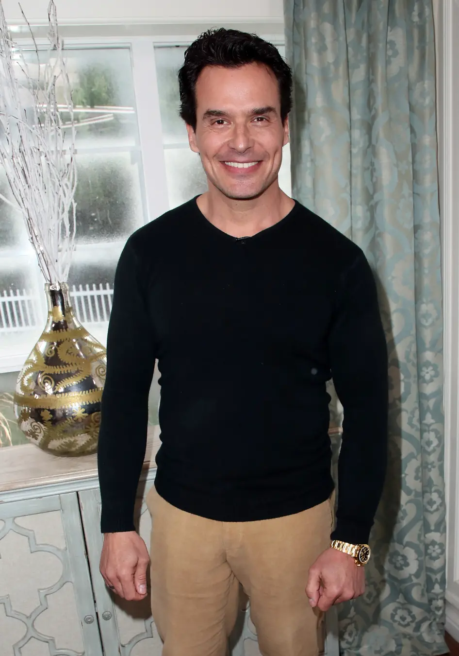 Antonio Sabàto Jr. tá voltando pro automobilismo, entrando em um thriller sobrenatural e planejando ser DJ. É bom ver a…