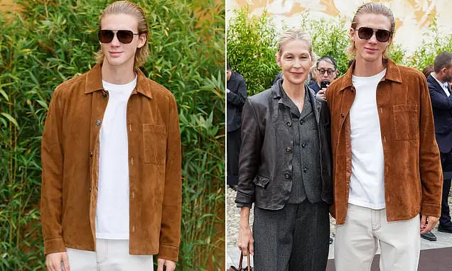Hermes, filho de Kelly Rutherford, apareceu na Semana de Moda de Milão vestindo calça bege e jaqueta de camelo. É legal…