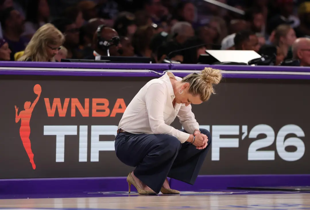 Los Angeles Sparks e a treinadora Lynne Roberts encerraram o ciclo dela depois de duas temporadas sem chegar aos playof…