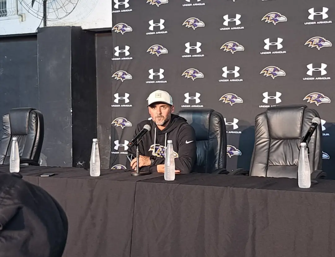 Jesse Minter, treinador do Baltimore Ravens, disse que os dois times vão jogar no mesmo gramado no Maracanã. Não vejo v…