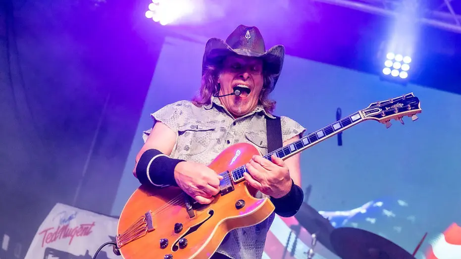 Ted Nugent ostentou um cervo enorme em uma caçada recente, mostrando a vida que ele leva. Parece que o estilo de vida d…
