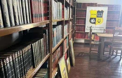 Academia Pirenopolina de Letras recebeu livros doados e vai ter programação cultural em Pirenópolis. É legal ver esse m…