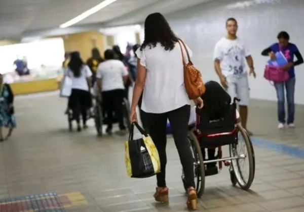 Prioridade de matrícula em escolas de tempo integral para alunos com deficiência perto de casa ou trabalho dos pais. Es…