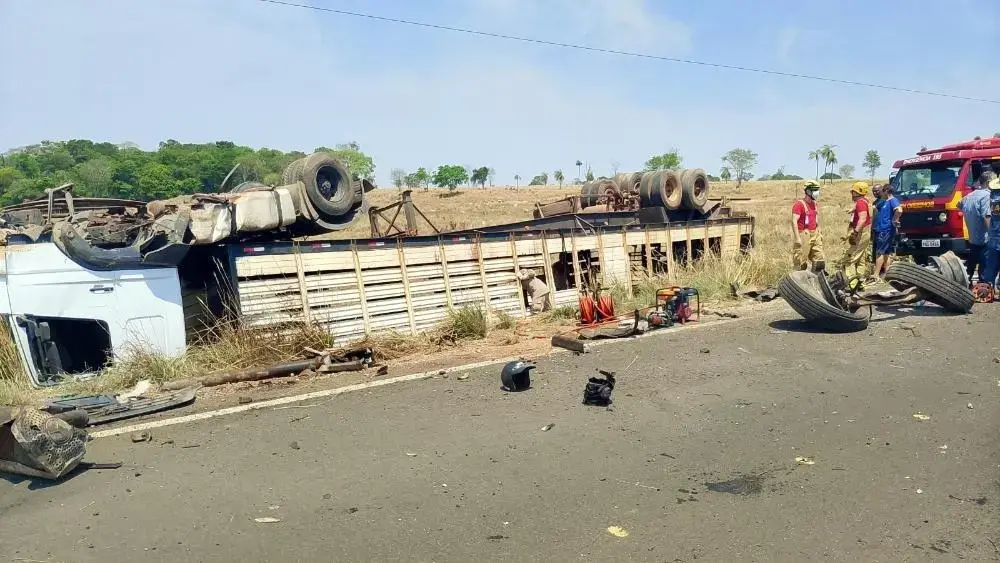 Na GO-244, em Porangatu, um carro colidiu com caminhão com 35 bovinos, deixando uma pessoa ferida com fraturas e quatro…