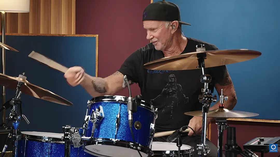 Chad Smith tocou Fairies Wear Boots do Black Sabbath no programa Legends of the 70s. É interessante ver como esses ícon…