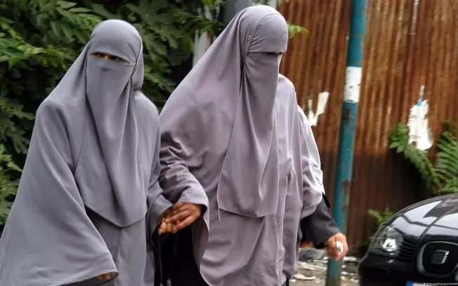 Itália proíbe burcas e niqabs nas escolas, e estabelece cota de 30% para alunos estrangeiros com pouca proficiência em …