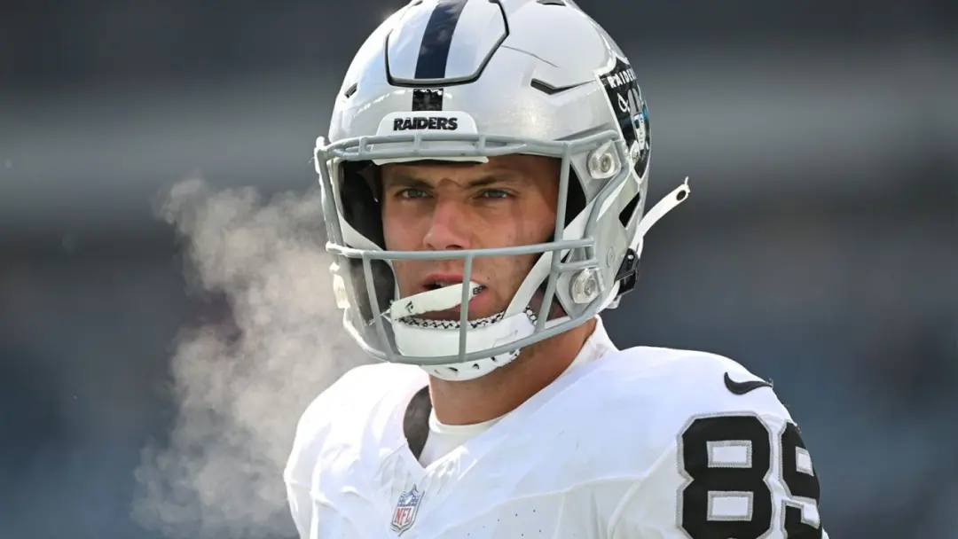 Brock Bowers foi listado como questionável para a partida de Domingo contra os Saints. Ele não participou do treino de …